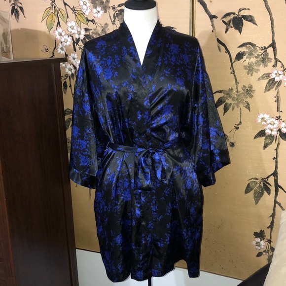 2/40$ 🛍 Beautiful Silk Robe - Picture 1 of 11